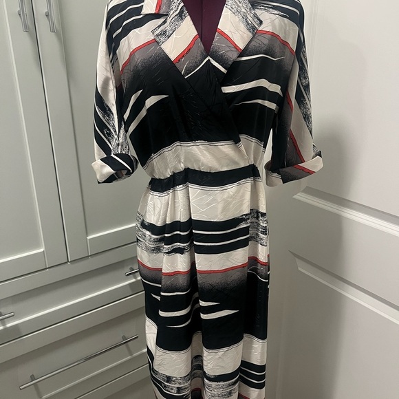Nu-Mode Dresses & Skirts - PETITES by NU-MODE Striped Black Metallic Wrap Dress Lightweight | Size 7